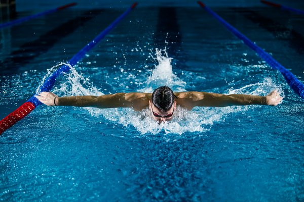 What are the best breathing techniques for improving endurance in long-distance swimmers?